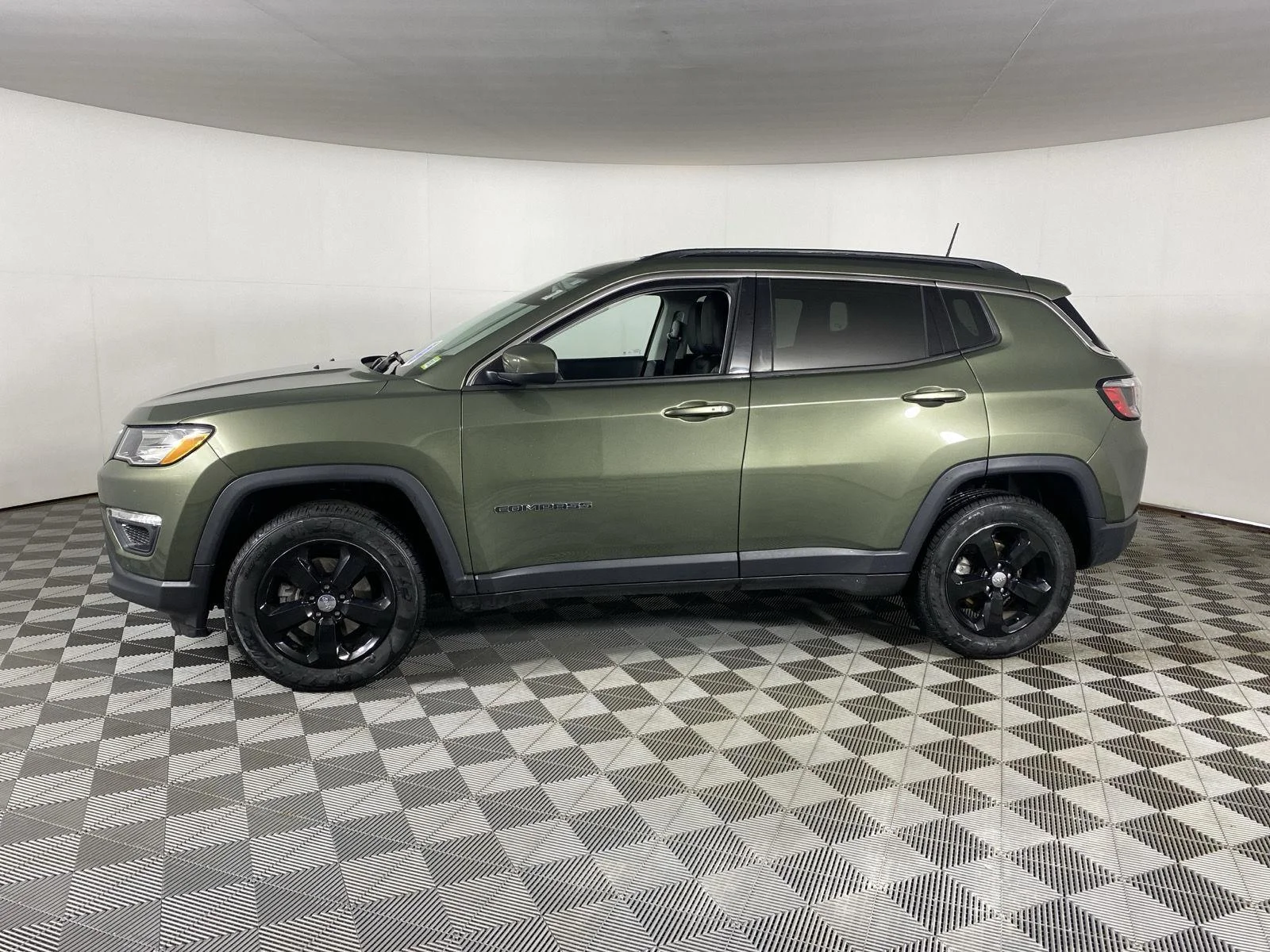 Used 2021 Olive Green Pearlcoat Jeep Latitude image 14