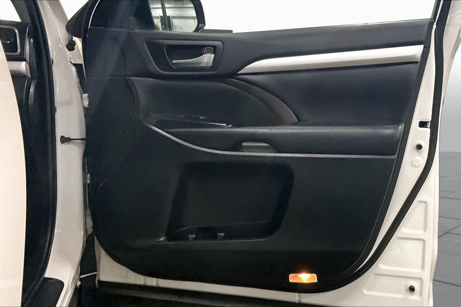 Used 2019 Blizzard Pearl Toyota XLE image 23
