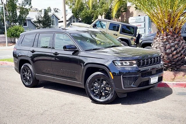 New 2026 Diamond Black Crystal Pearl-Coat Exterior Paint Jeep Altitude image 3