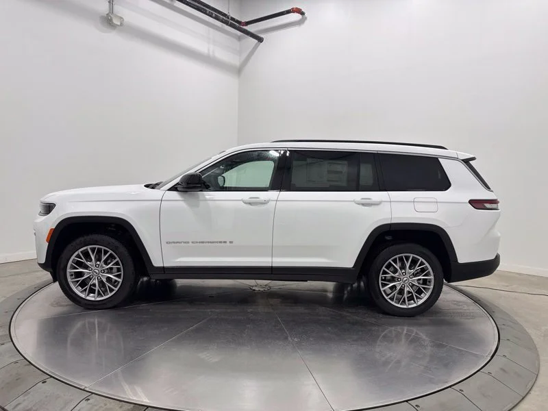 New 2027 Bright White Clear-Coat Paint Jeep Limited image 4