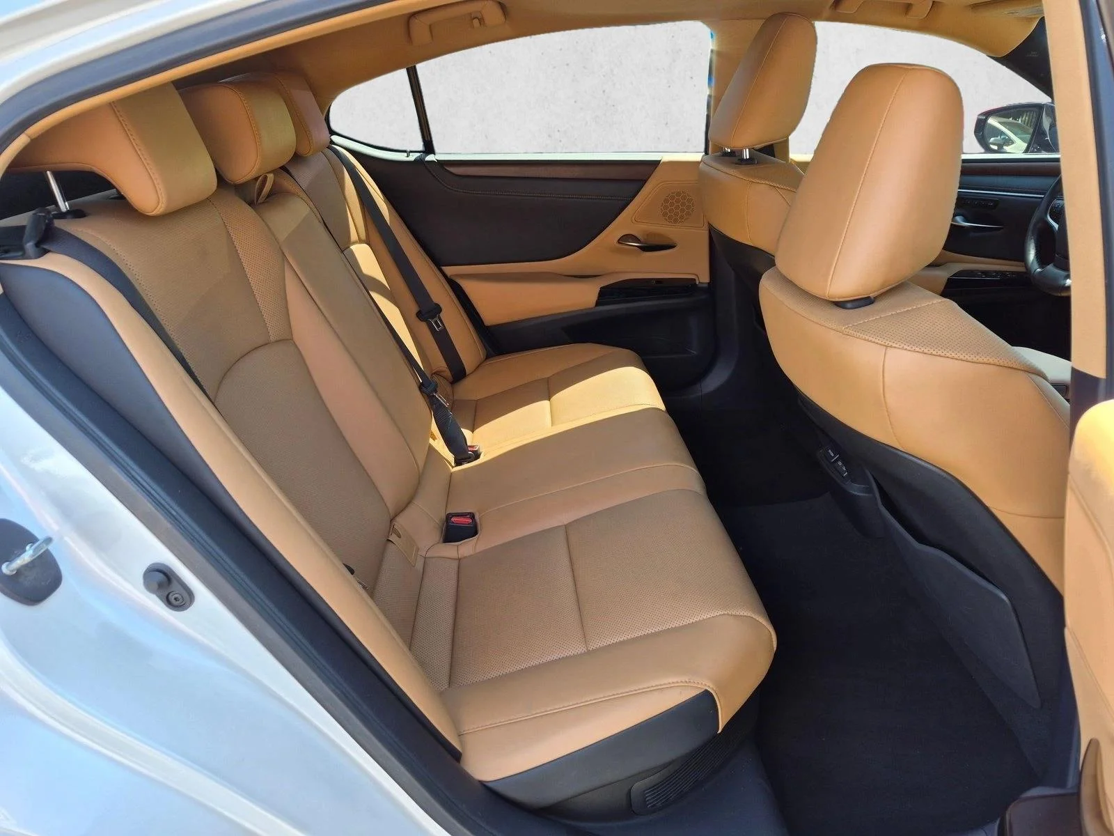 Used 2025 Eminent White Pearl Lexus ES 300h image 19