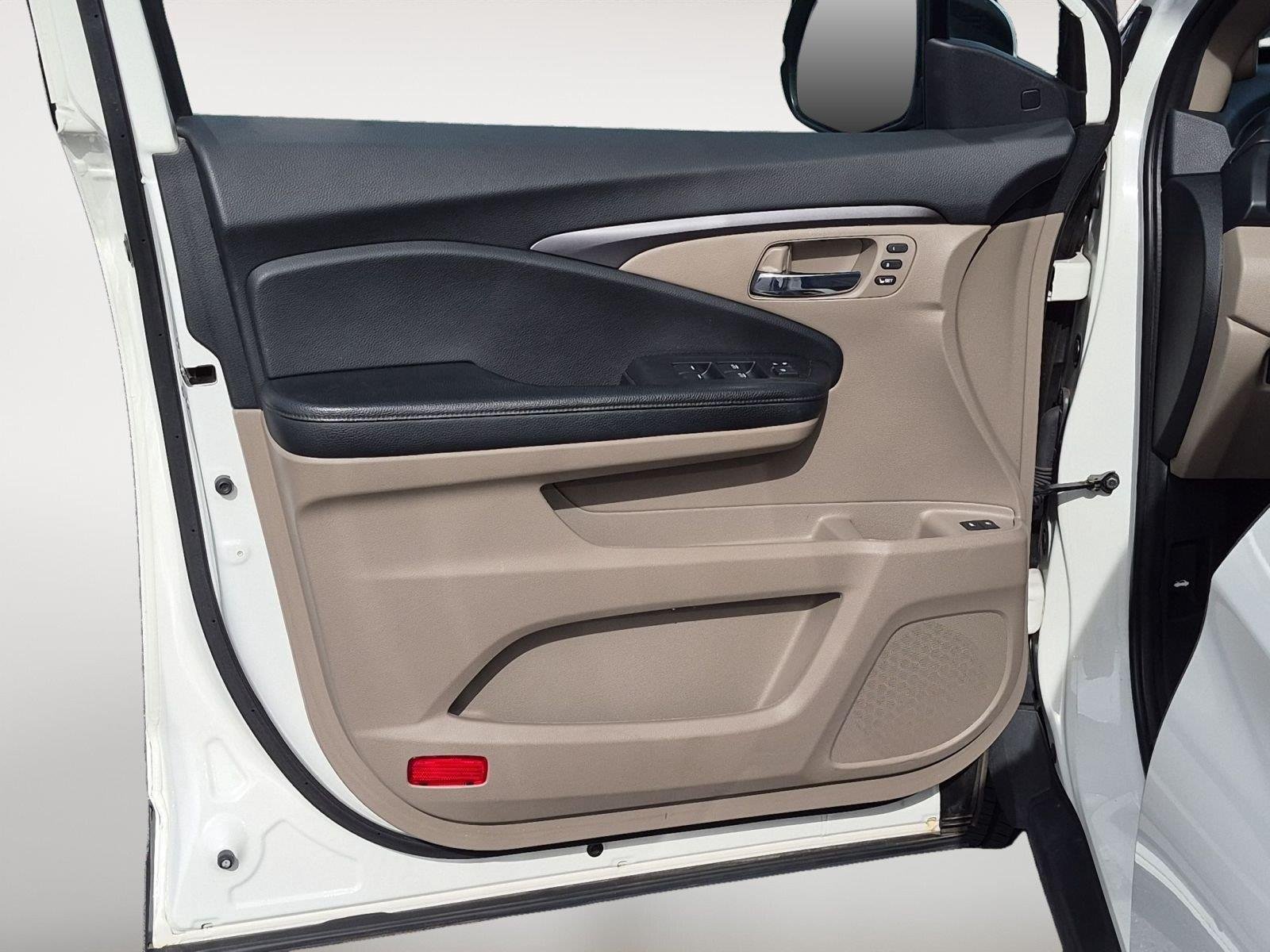 Used 2019 White Diamond Pearl Honda EX-L image 32