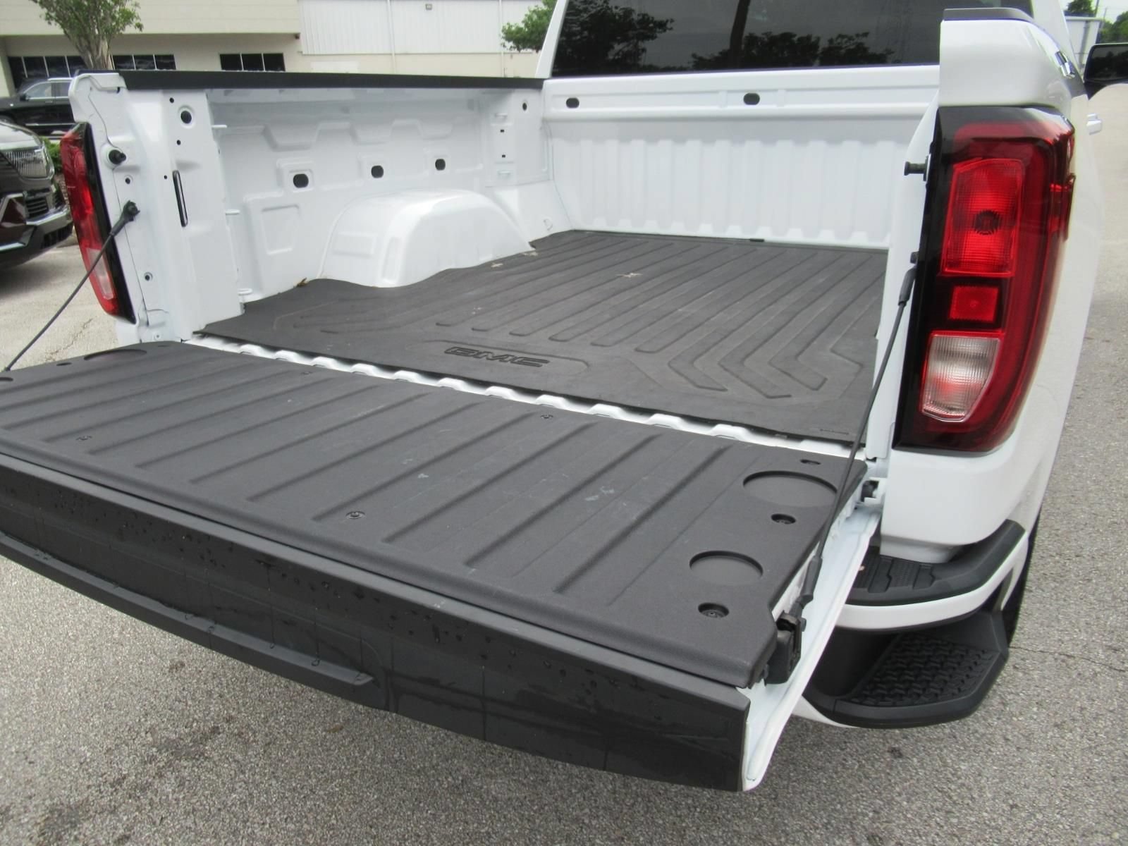 Used 2024 Summit White GMC Elevation image 28