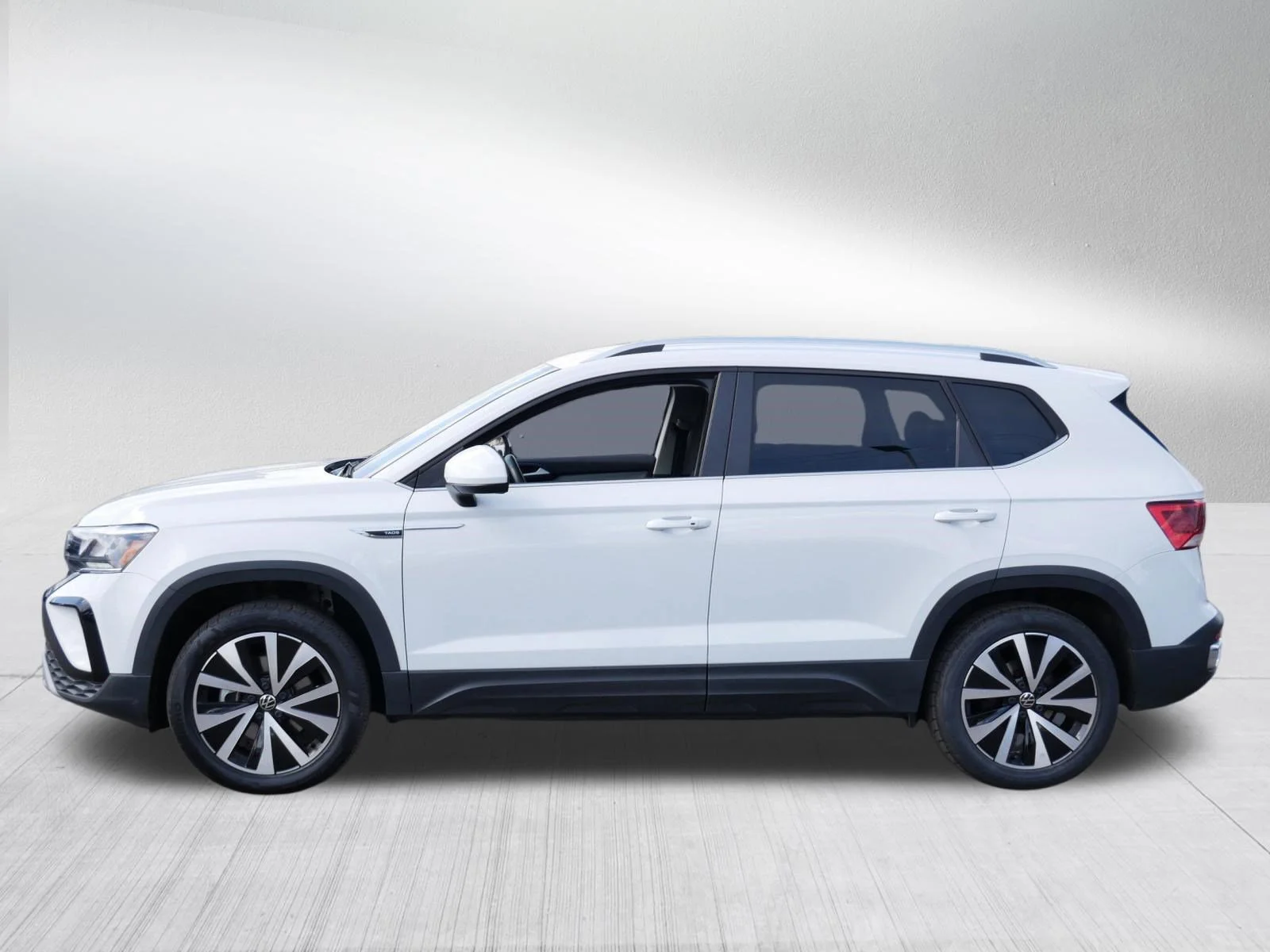 Used 2022 Pure White Volkswagen SE image 4