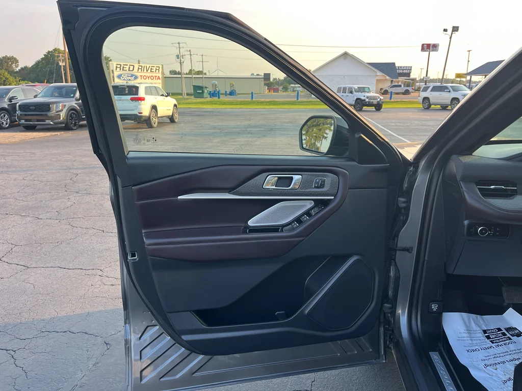 Used 2025 Carbonized Gray Metallic Ford Platinum image 13