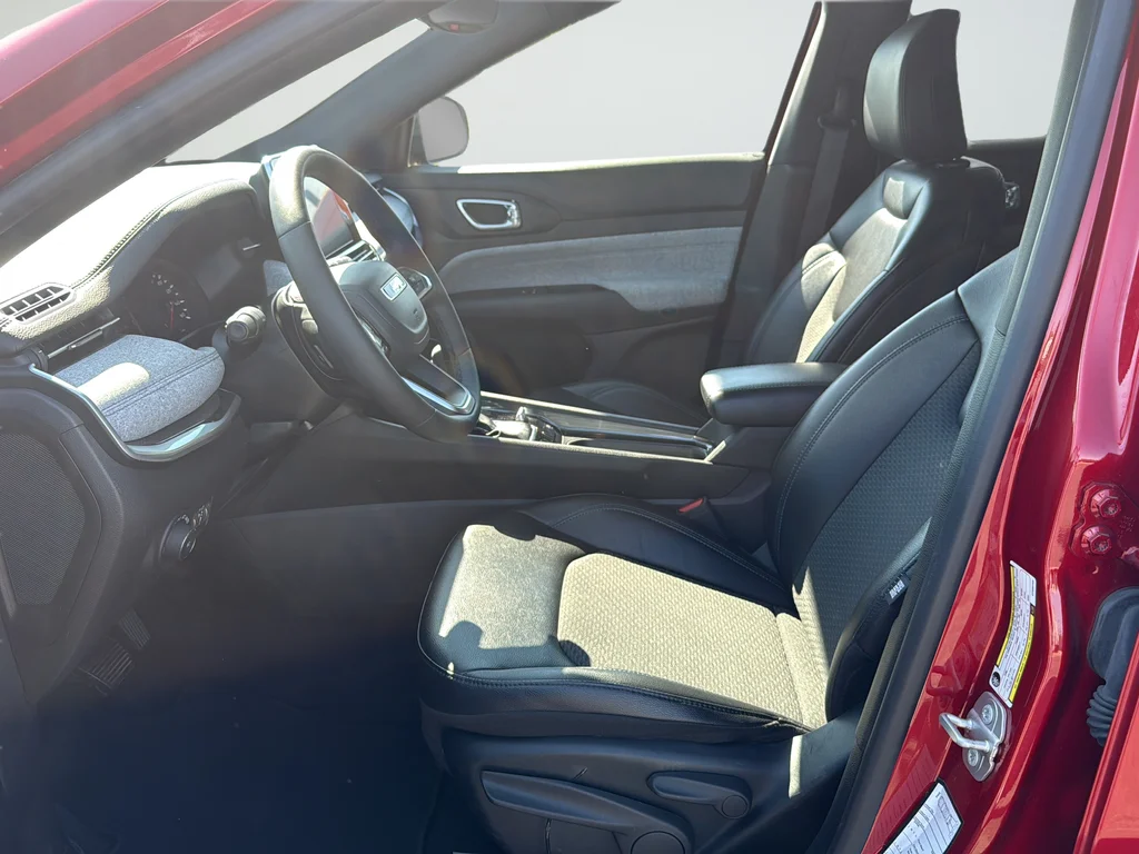 Used 2025 Red Jeep Latitude image 10
