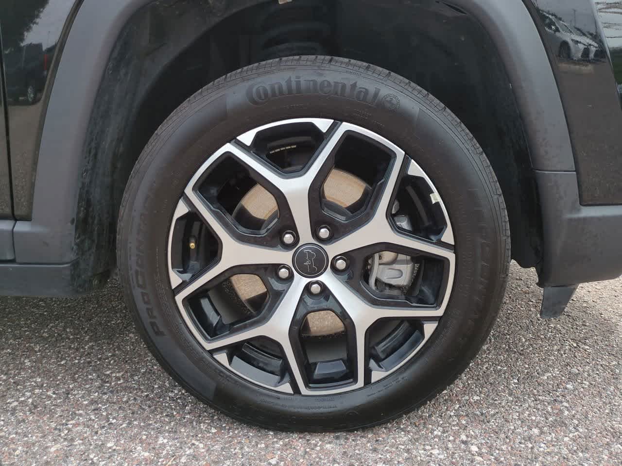 Used 2025 Diamond Black Crystal Pearlcoat Jeep Limited image 11