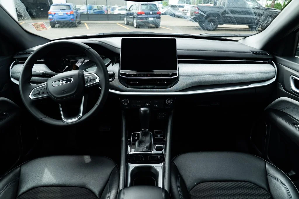 Used 2024 White Jeep Latitude image 9
