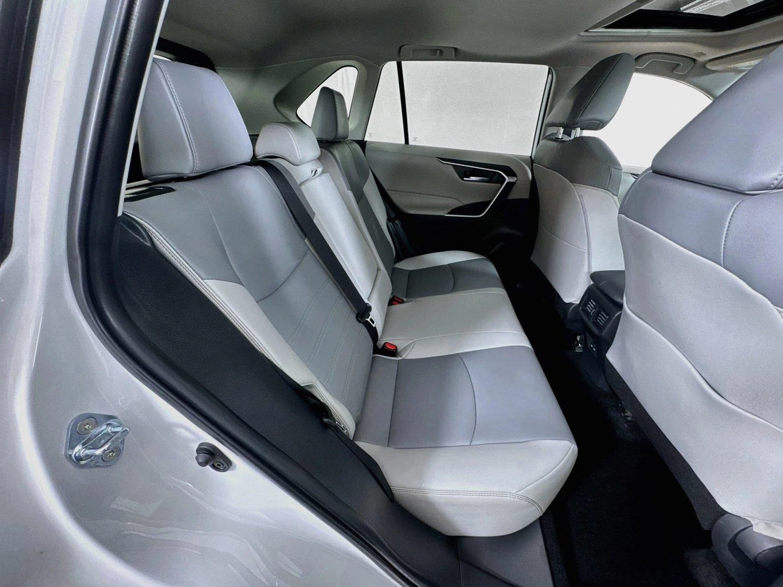 Used 2025 Wind Chill Pearl Toyota XLE Premium image 27