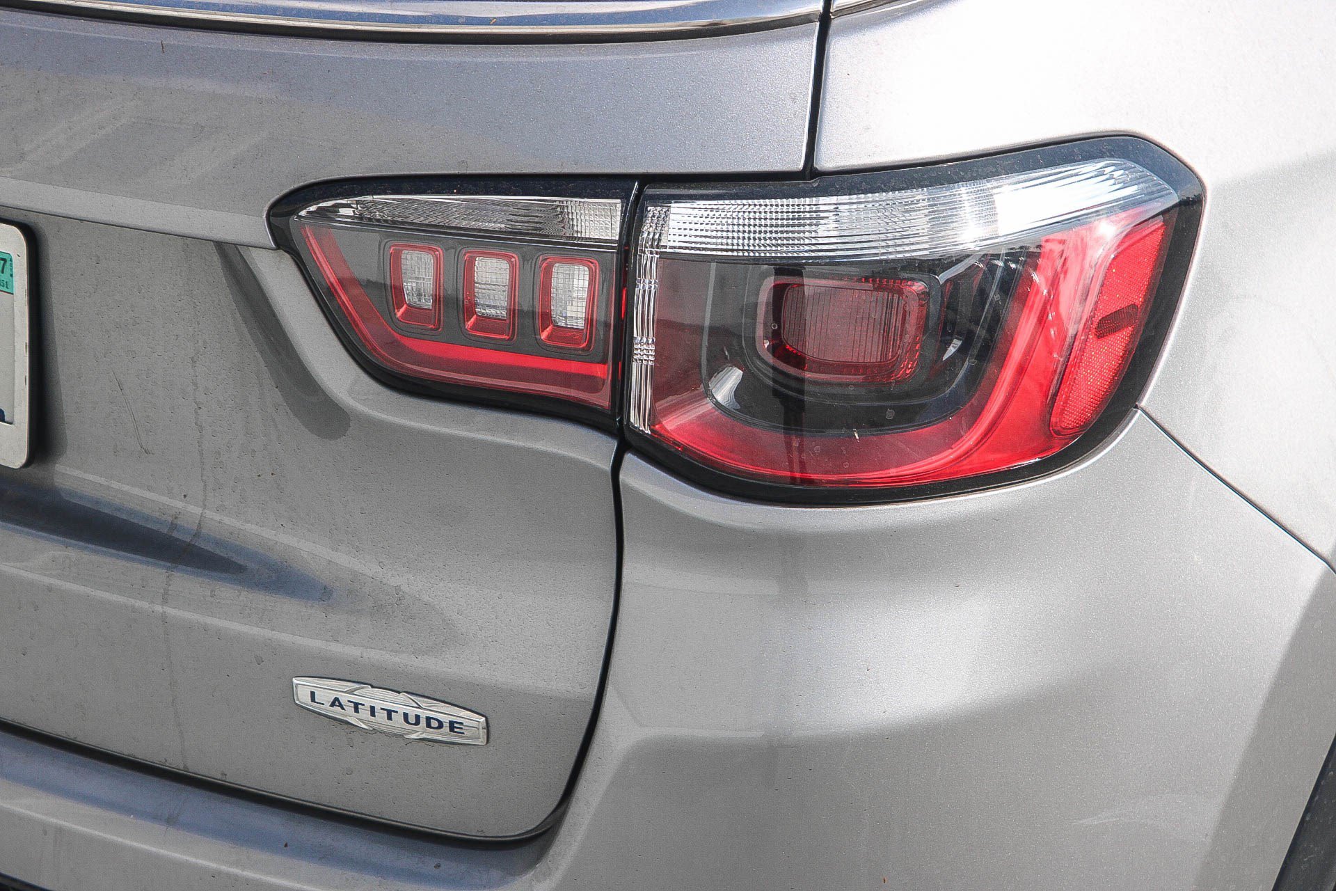 Used 2022 Billet Silver Metallic Clearcoat Jeep Latitude image 15