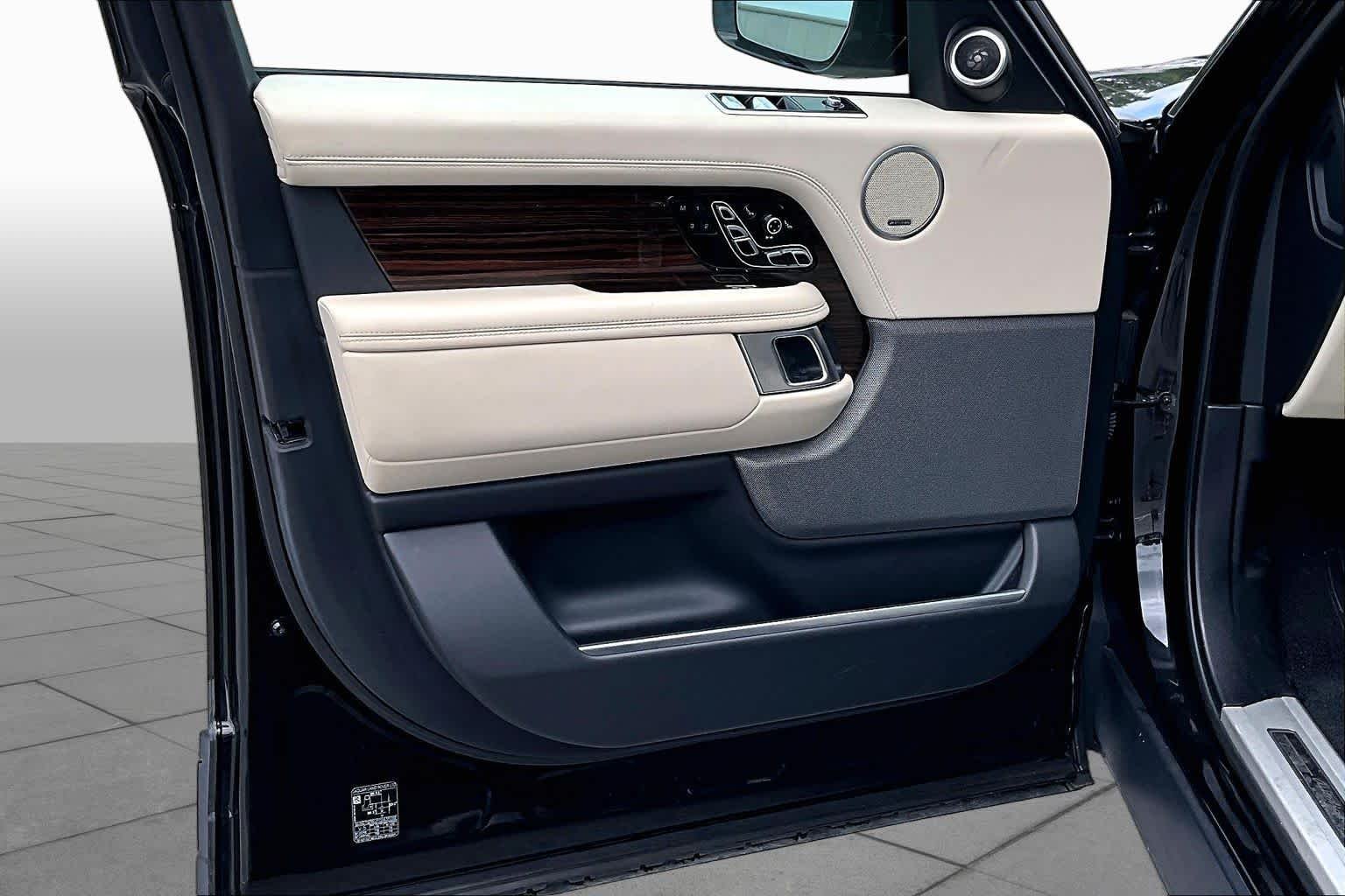 Used 2020 Santorini Black Metallic Land Rover Autobiography image 22