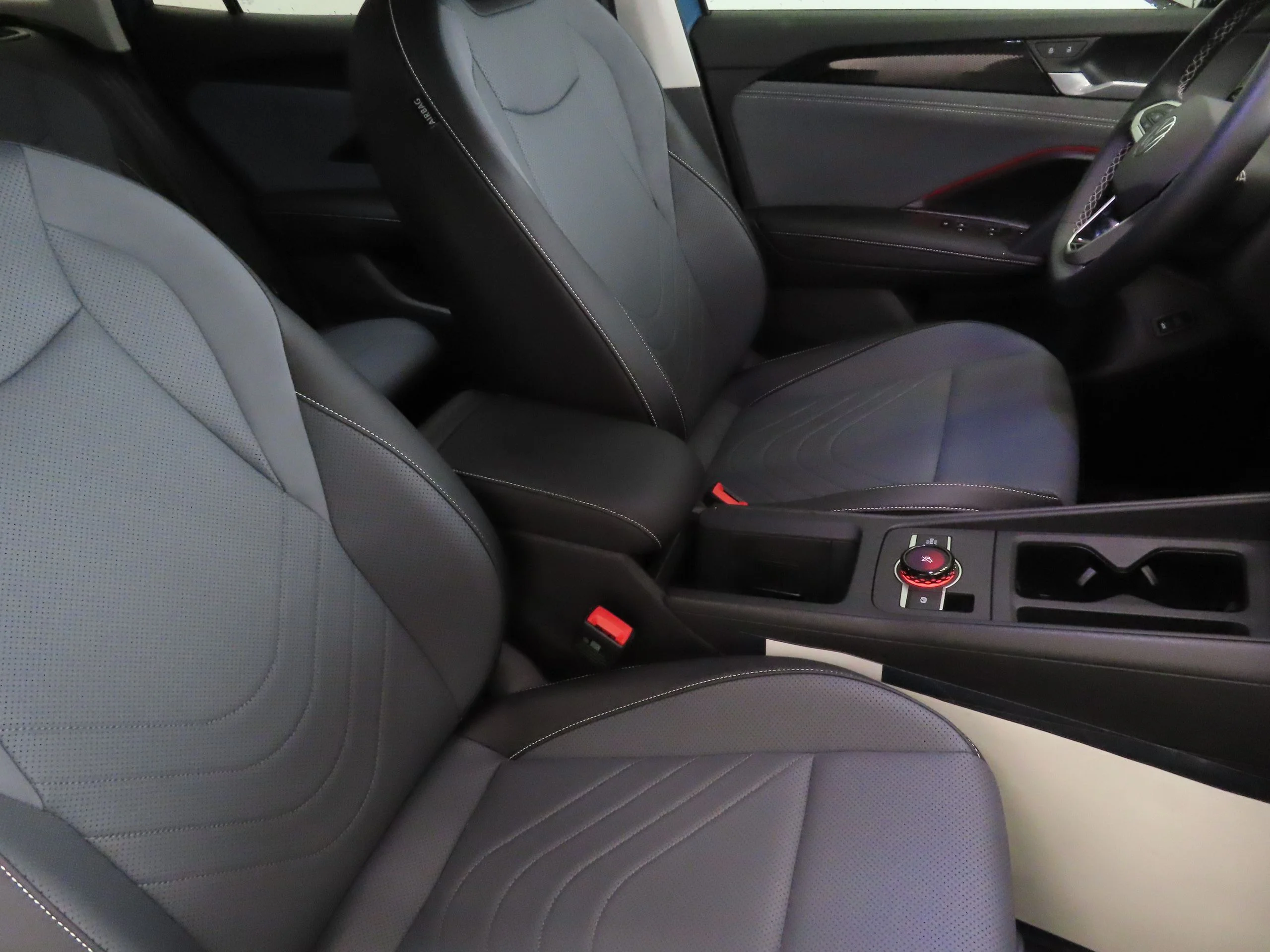 2025 Volkswagen Tiguan SE - Photo 24