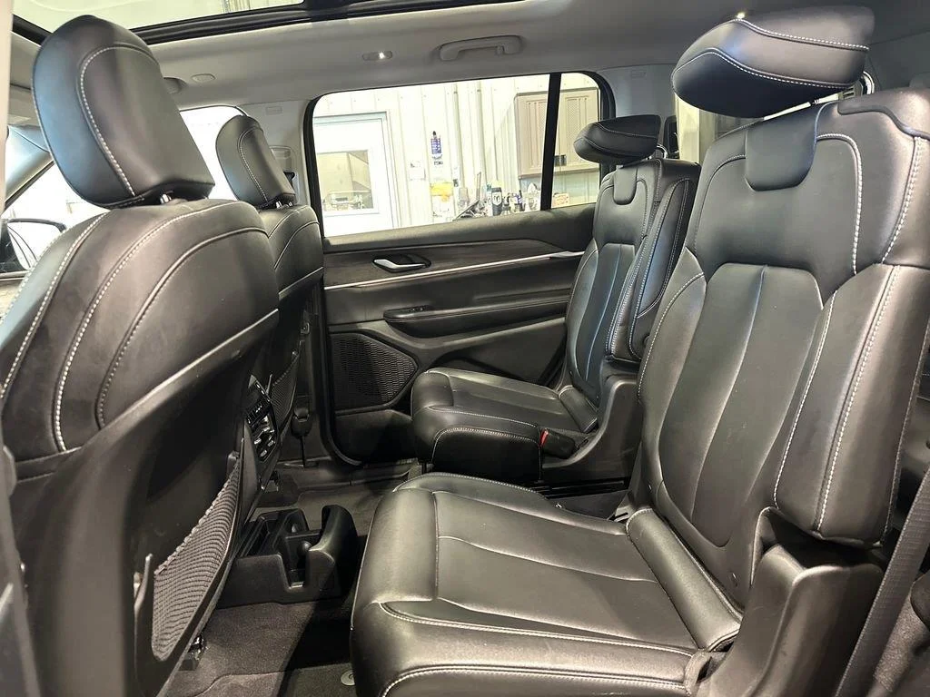 Used 2023 Diamond Black Crystal Pearlcoat Jeep Limited image 28