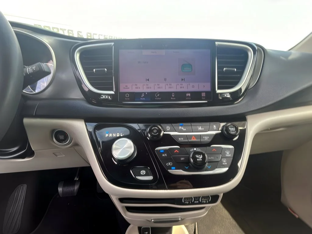 2023 Chrysler Pacifica Touring L - Photo 31