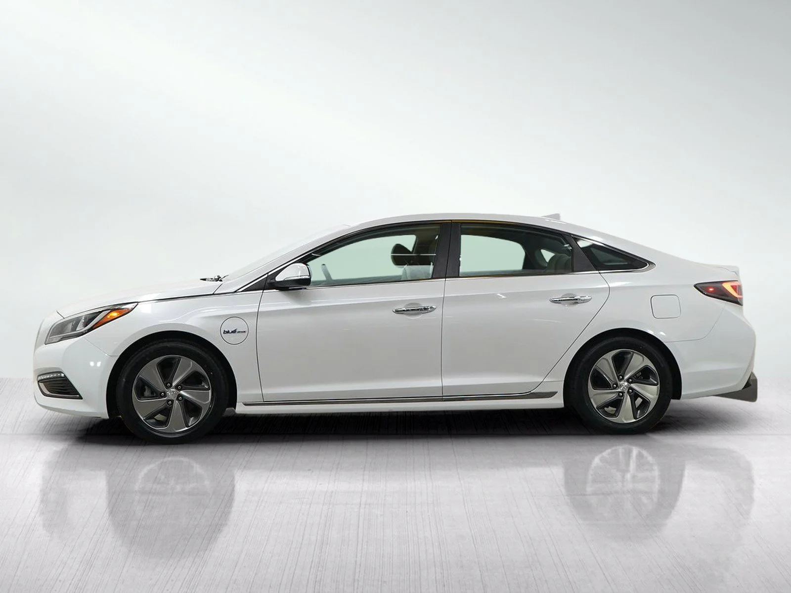 Used 2017 Hyundai Sonata Plug-In Hybrid Base with VIN KMHE14L29HA066796 for sale in Burnsville, Minnesota