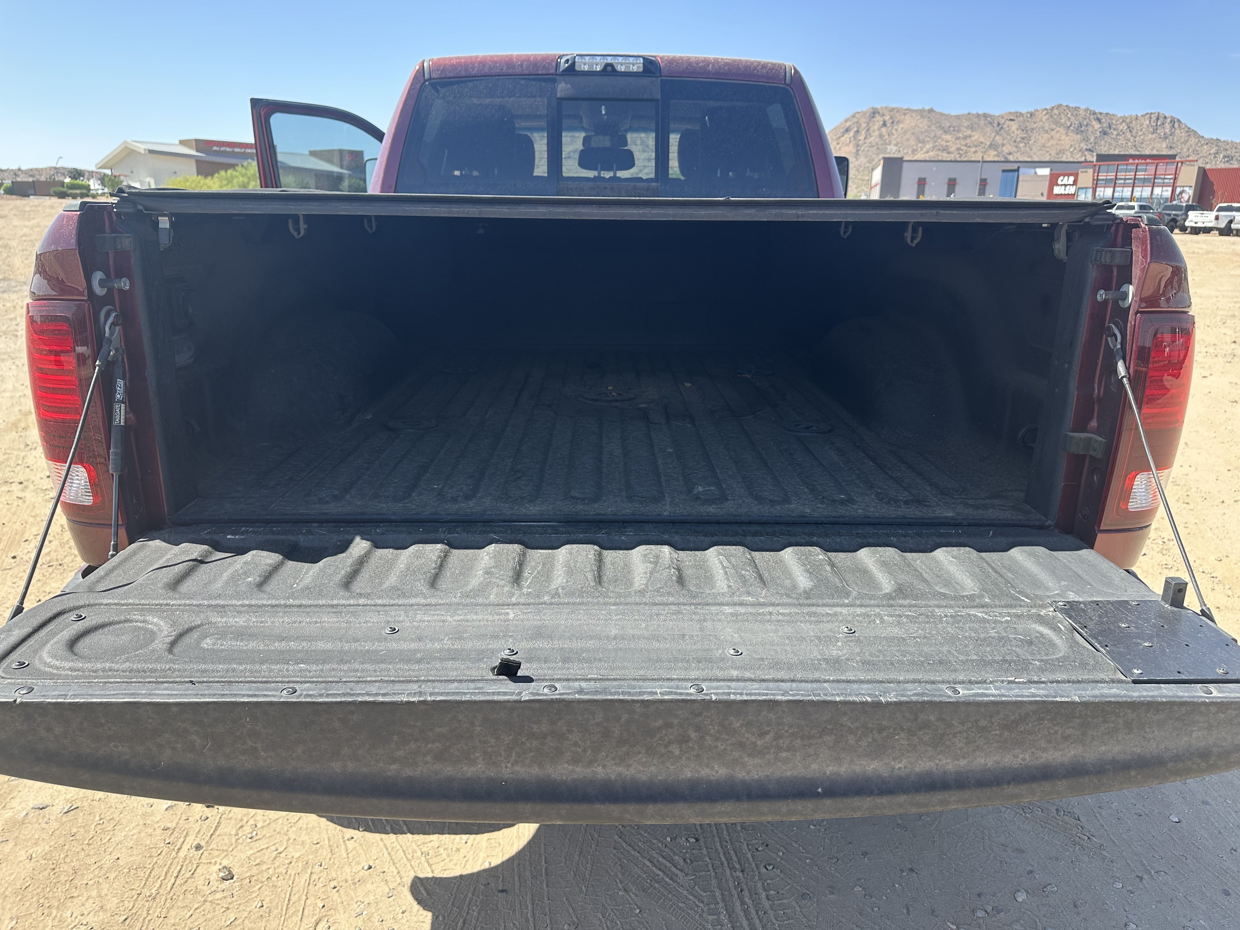 Used 2018 Delmonico Red Pearlcoat Ram Laramie image 21