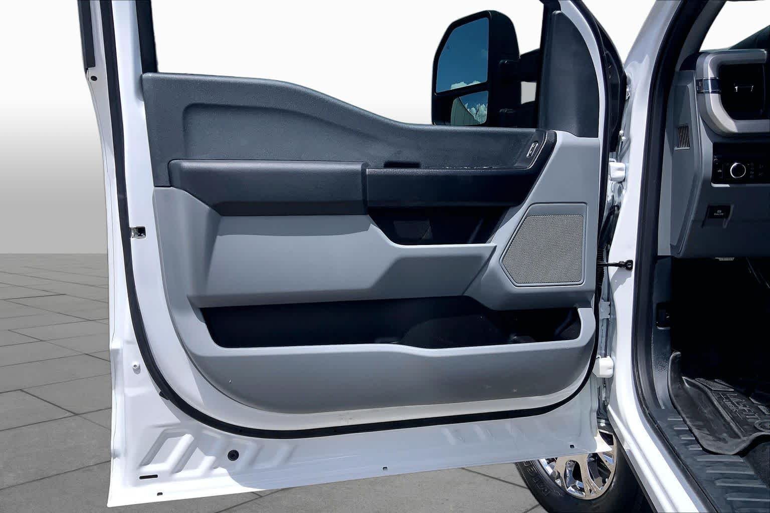 Used 2025 Oxford White Ford F-250 Pickup XL image 19
