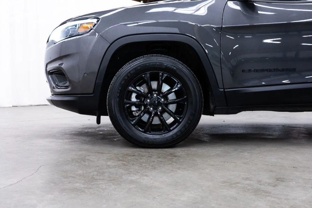 Used 2023 Gray Jeep Altitude image 7