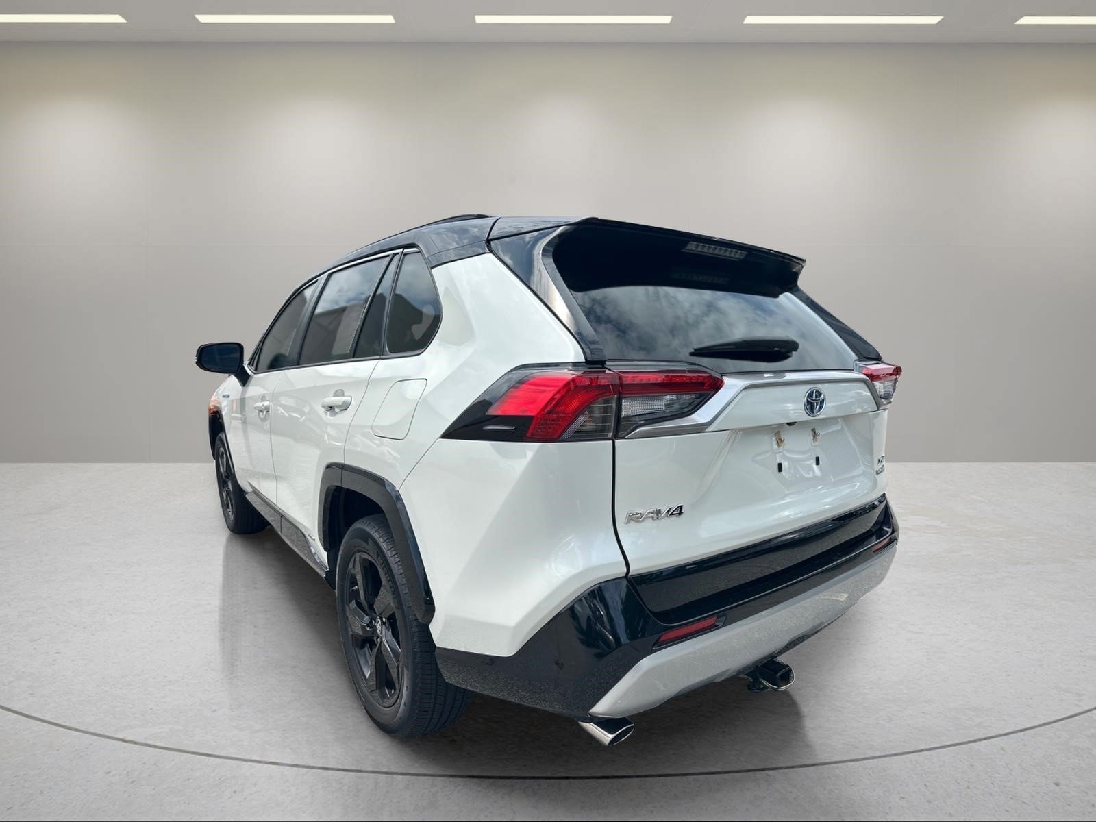 Used 2019 Blizzard Pearl Toyota Hybrid XSE image 3