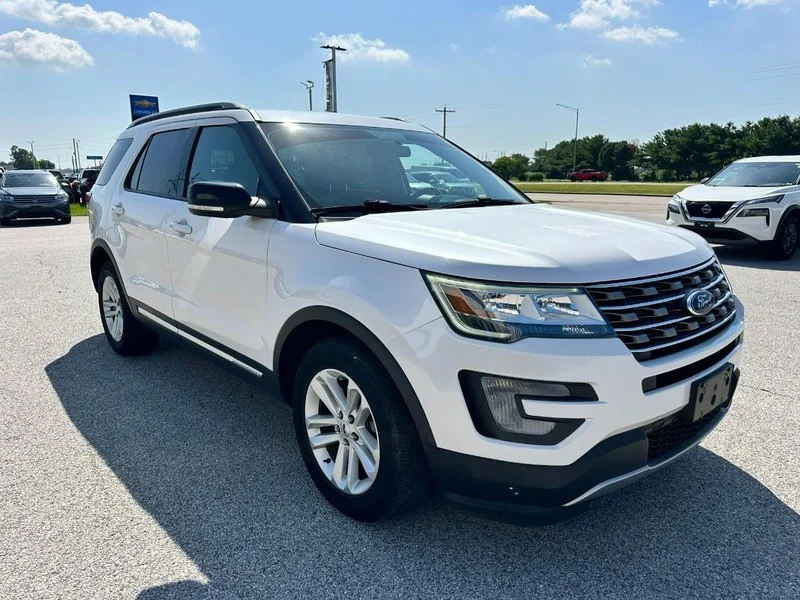 Certified Used 2017 White Platinum Tri-Coat Metallic Ford XLT FWD image 8