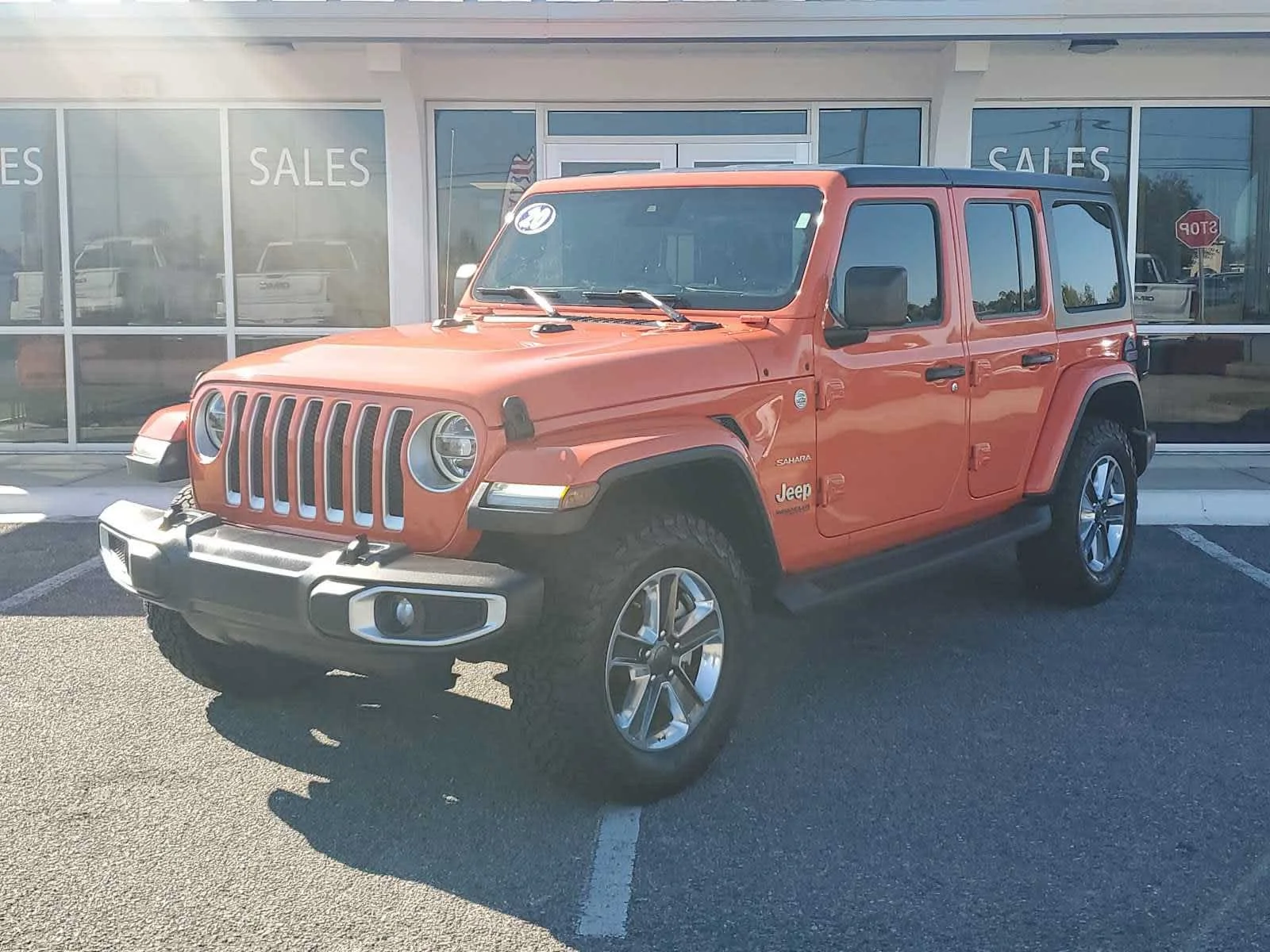 Used 2020  Jeep Sahara image 1