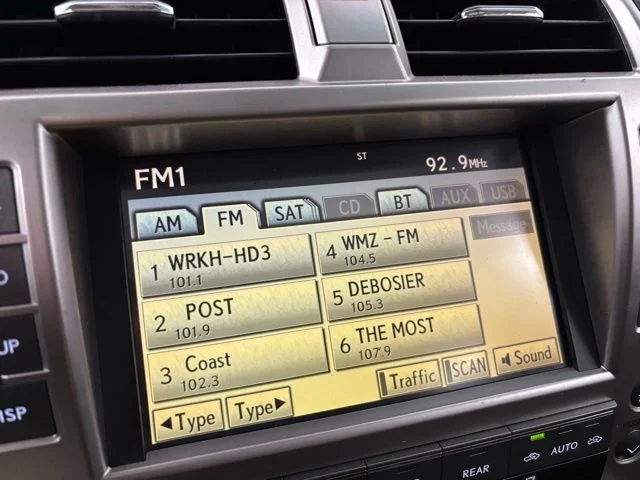 Used 2010 White Lexus 460 image 22