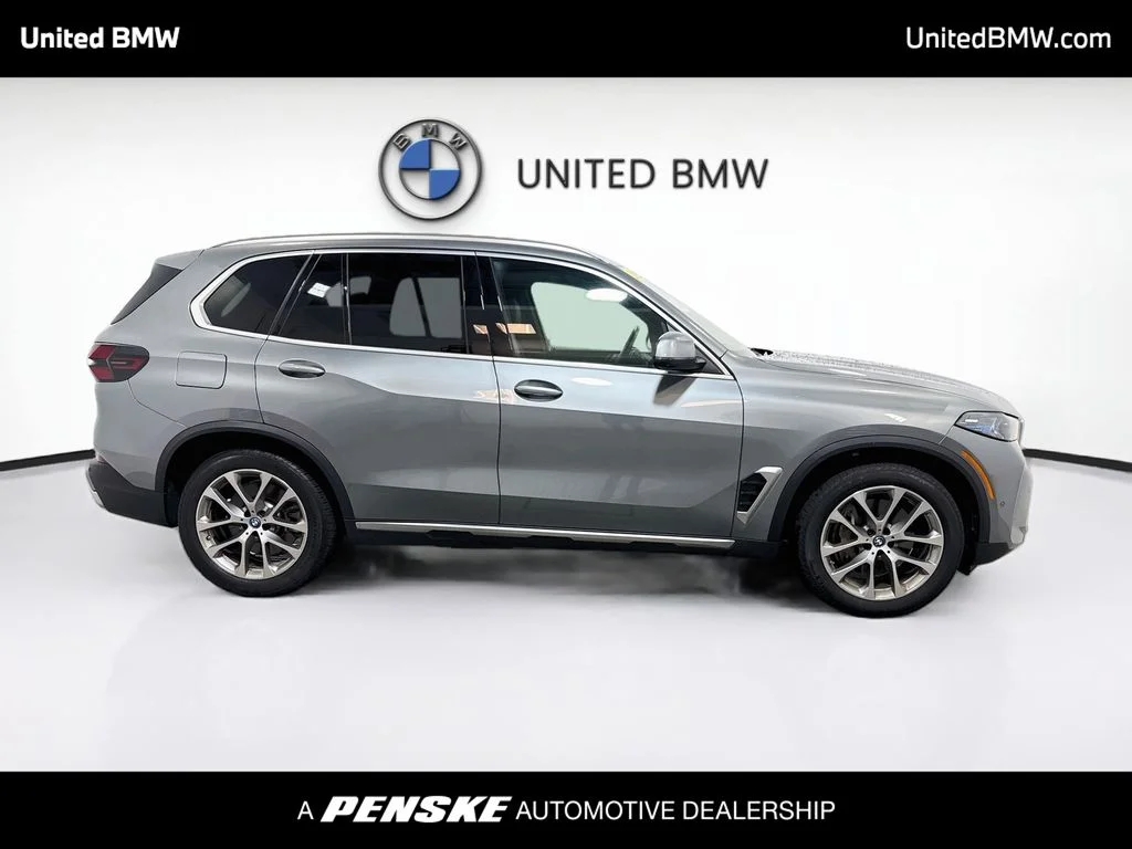 Used 2025 Skyscraper Grey Metallic BMW xDrive50e image 4