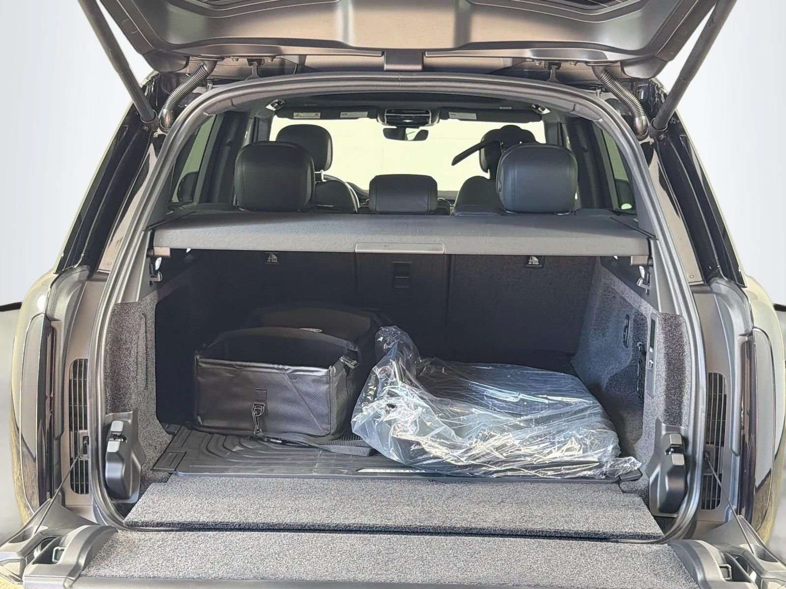 New 2026 Santorini Black Land Rover SE image 29
