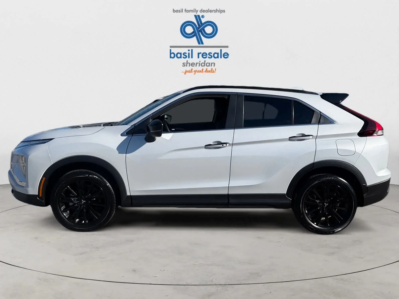 Used 2025 White Diamond Mitsubishi Black Edition image 3