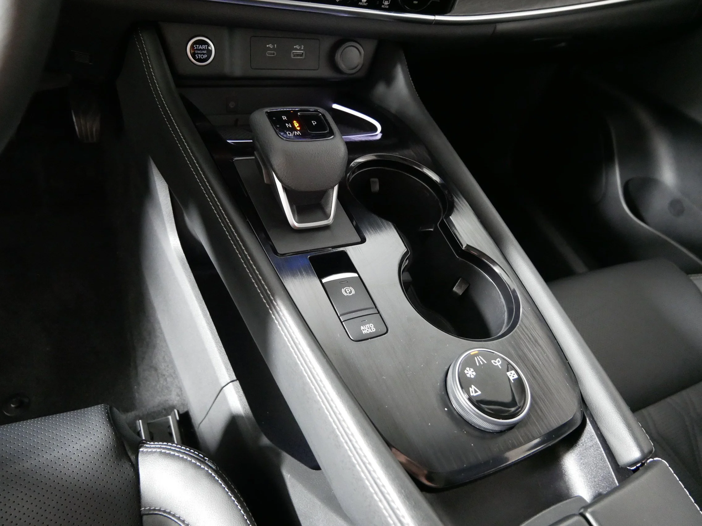 Used 2021 Champagne Silver Metallic Nissan Platinum image 24