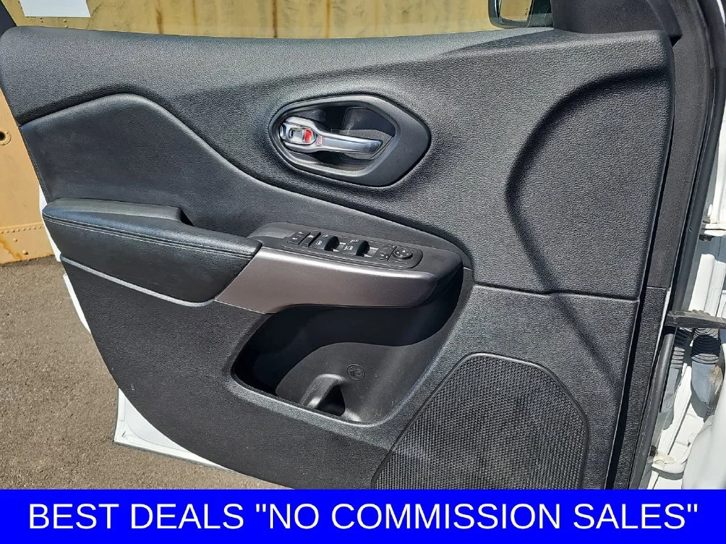 Used 2021 Bright White Clearcoat Jeep Latitude Lux image 26