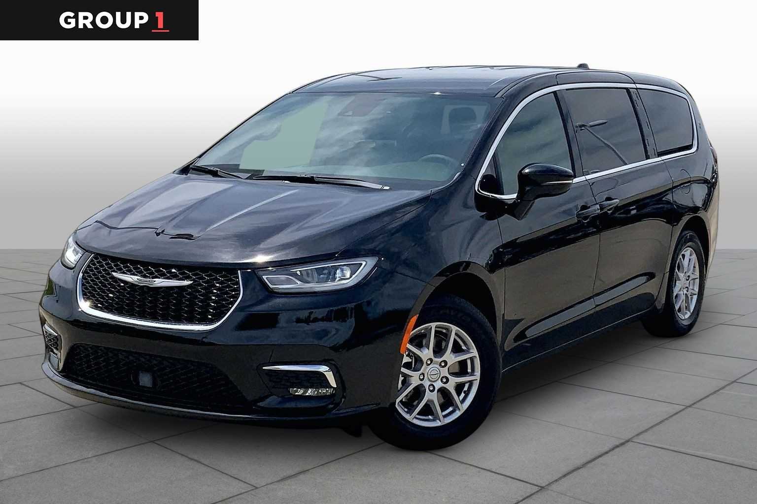 2025 Chrysler Pacifica Select's photo