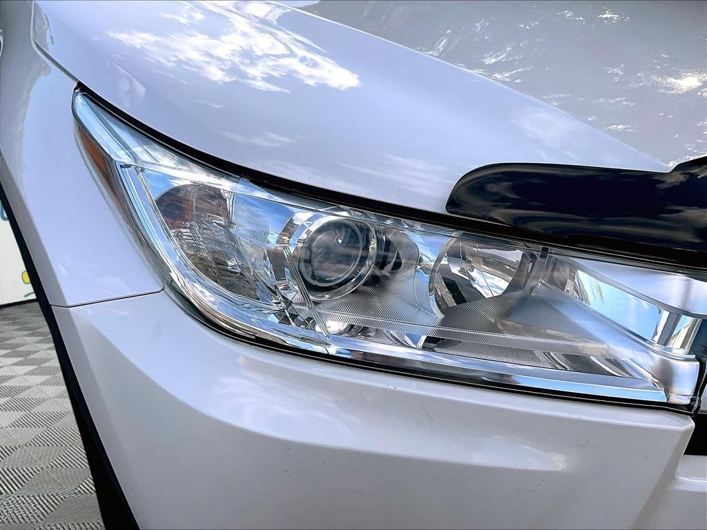 Used 2017 Blizzard Pearl Toyota LE image 34