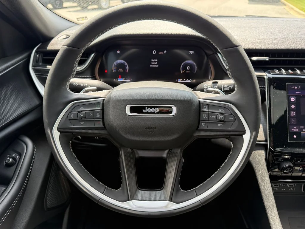 Used 2025  Jeep Altitude X image 9