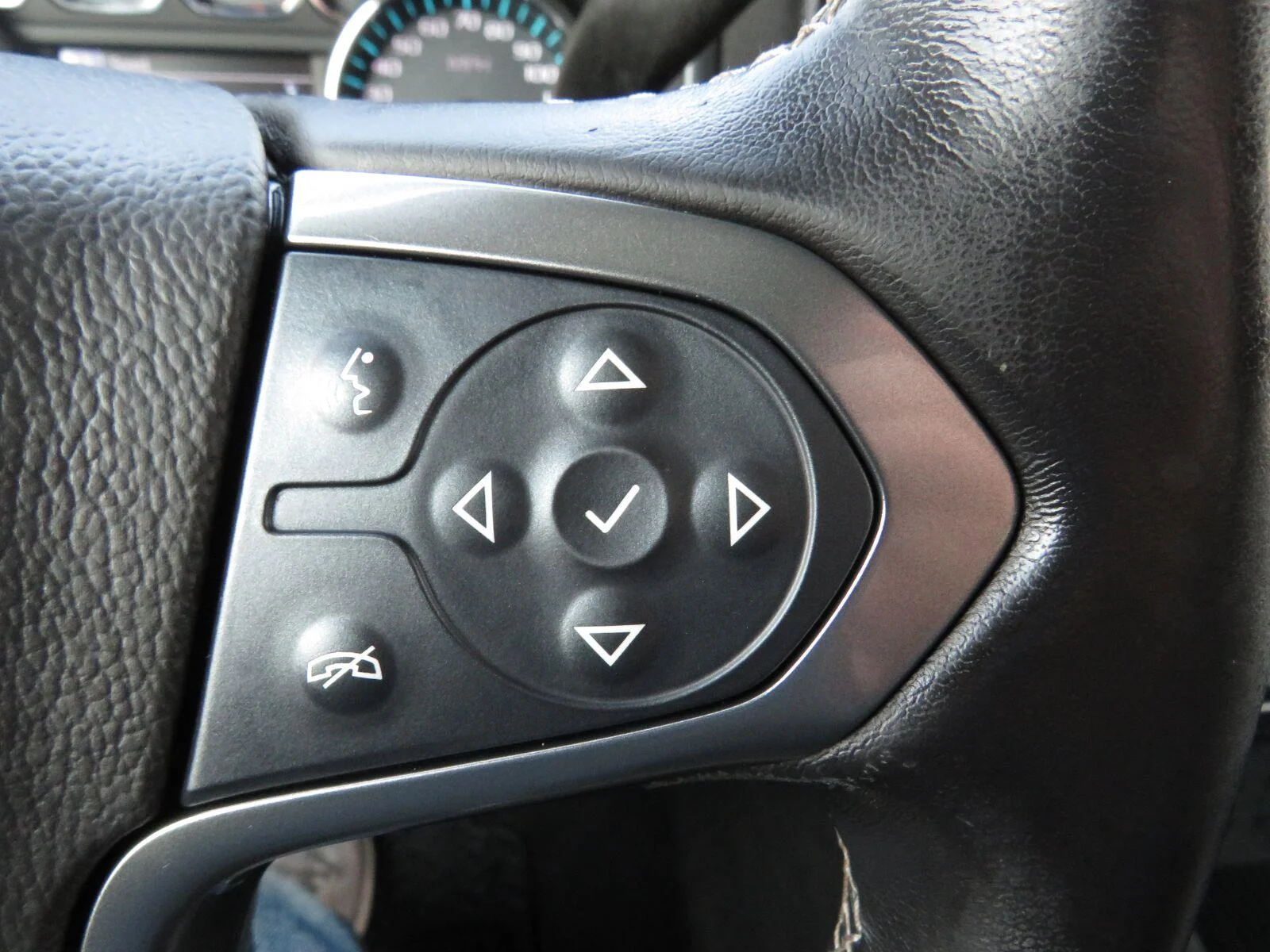 Used 2019 SILVER ICE METALLIC Chevrolet LT image 34