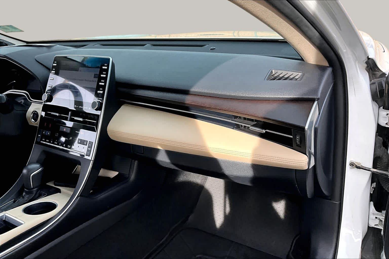 Used 2019 Wind Chill Pearl Toyota Limited image 15
