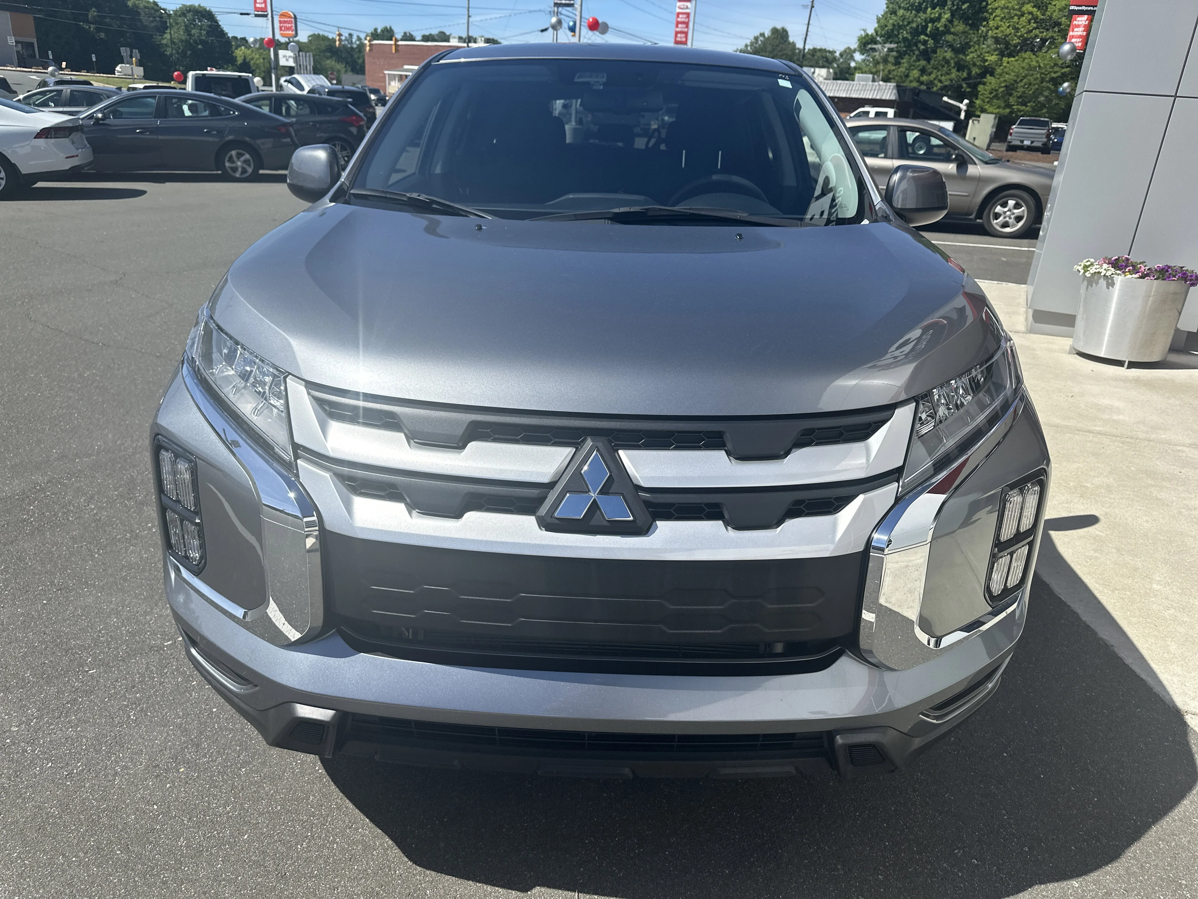Used 2025  Mitsubishi ES image 3