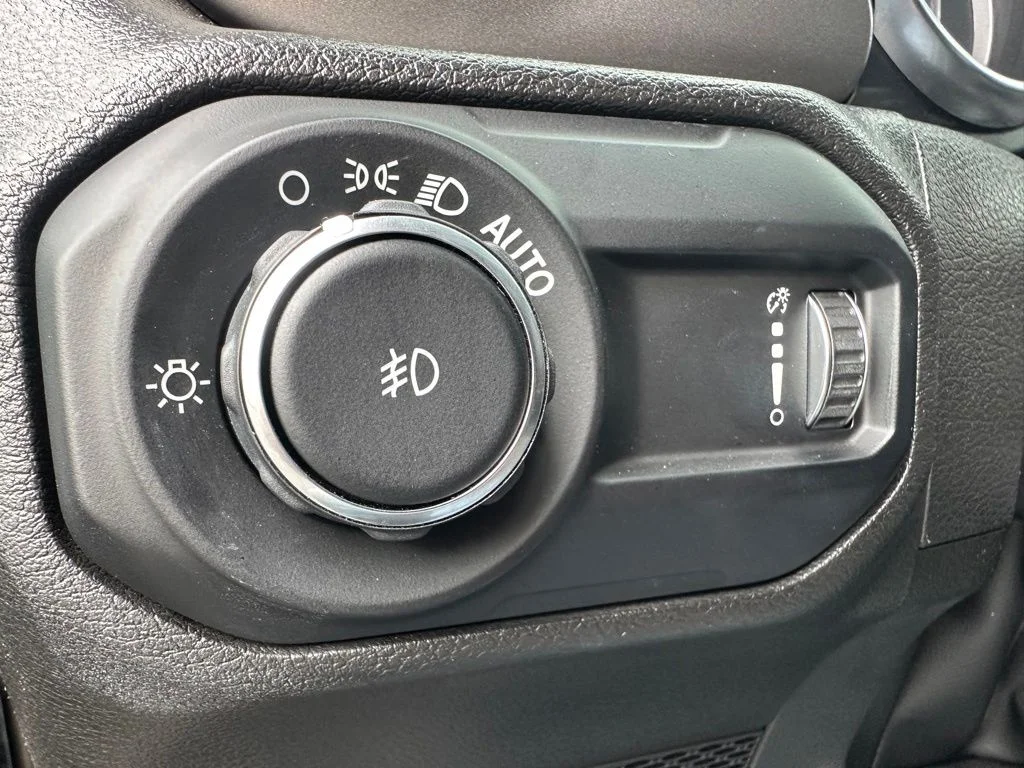 Used 2023 Black Jeep Sport S image 9