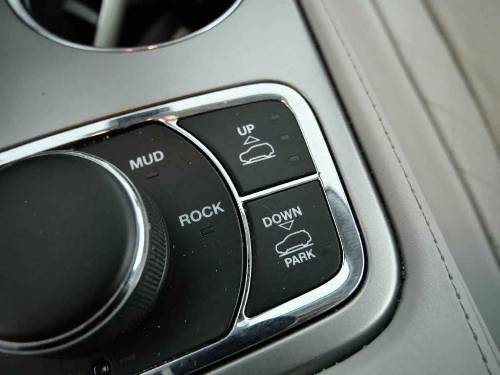 Used 2017 White Jeep Summit image 25