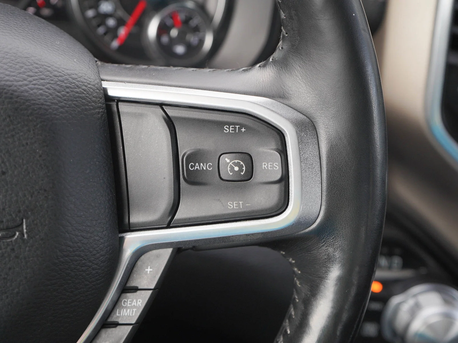 Used 2020 Diamond Black Crystal Pearlcoat Ram Laramie image 27
