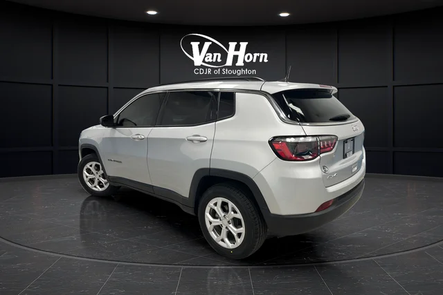 Used 2024 Silver Jeep Latitude image 5