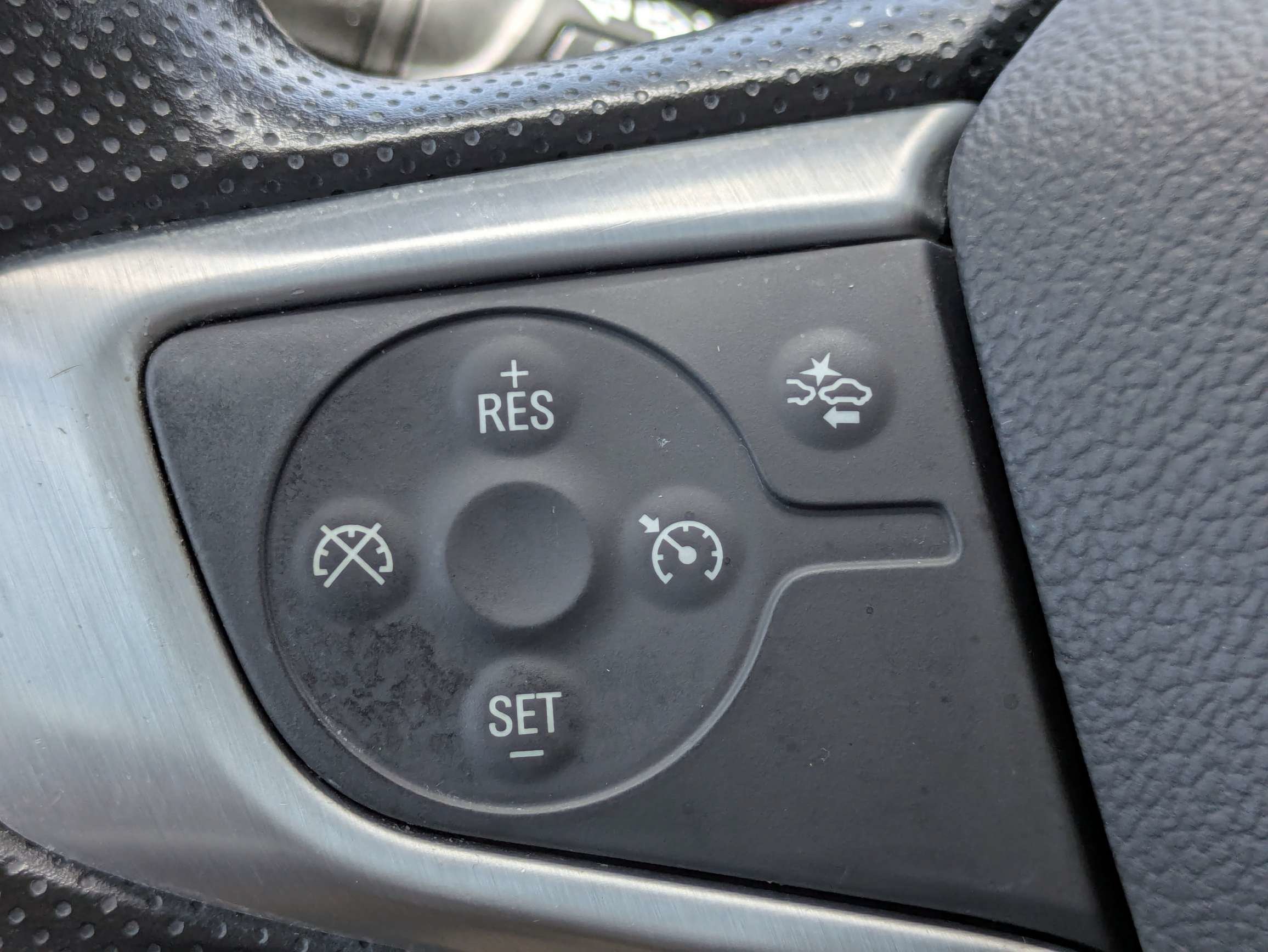 Used 2024 Summit White GMC SLE image 29