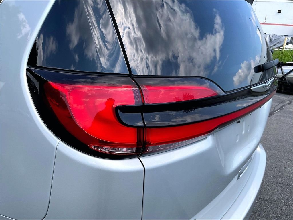Used 2024 Silver Mist Clearcoat Chrysler Touring L image 31
