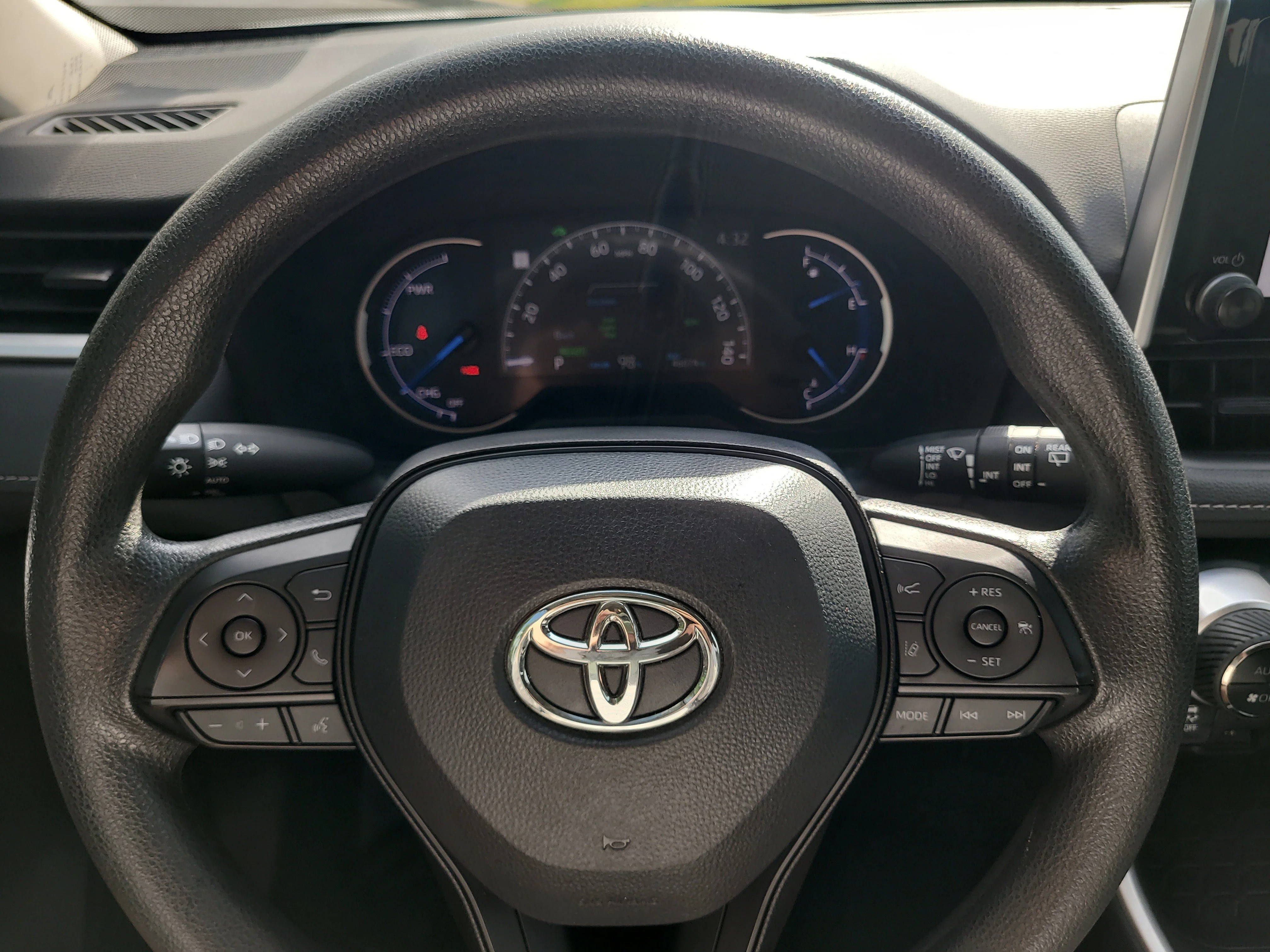 Certified Used 2025 Ice Toyota Hybrid XLE image 30