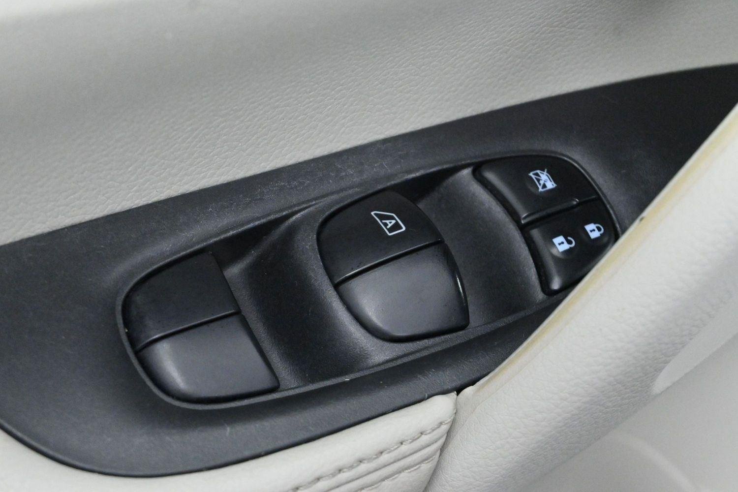 Used 2017 Glacier White Nissan SV image 12