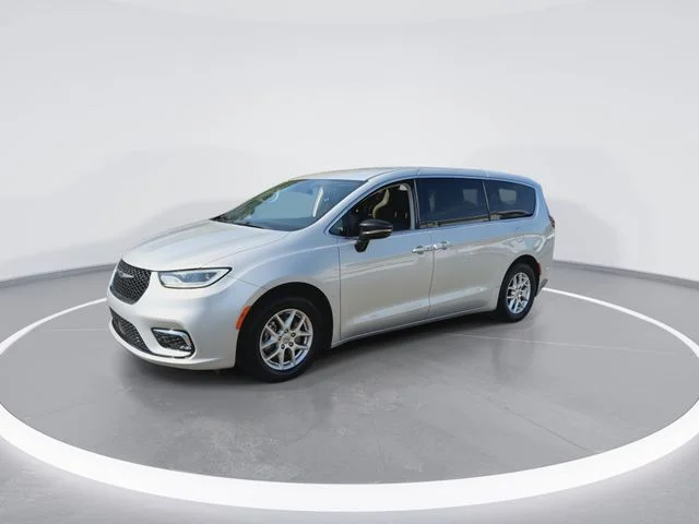 Used 2024 Silver Chrysler Touring L image 4