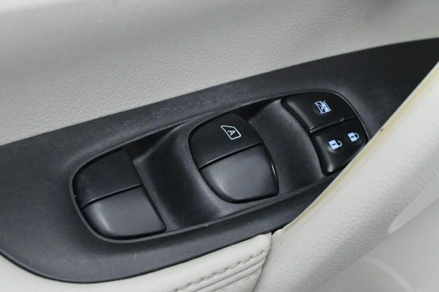 Used 2017 Glacier White Nissan SV image 12