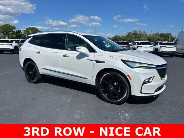 2023 Buick Enclave Essence's photo