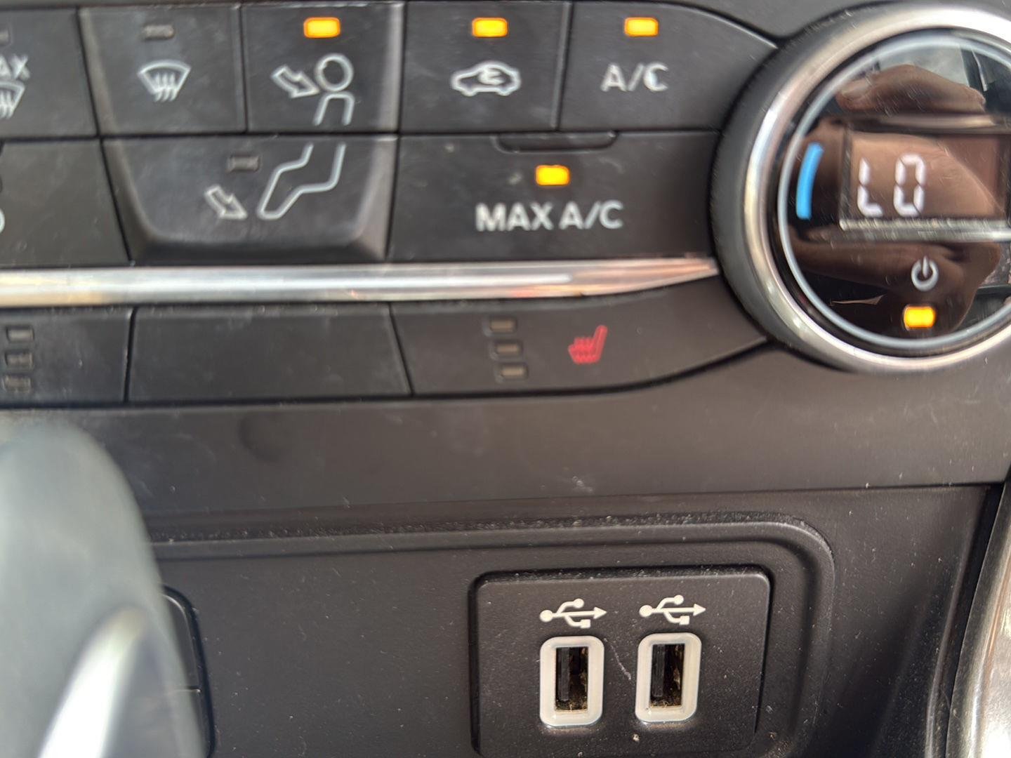 Used 2019 Diamond White Ford SE image 7