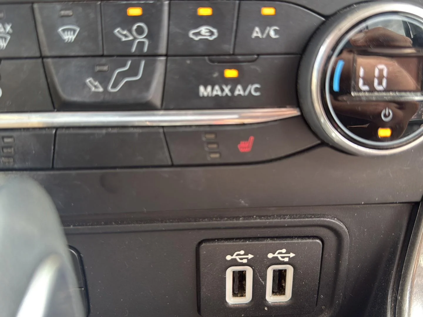 Used 2019 Diamond White Ford SE image 7